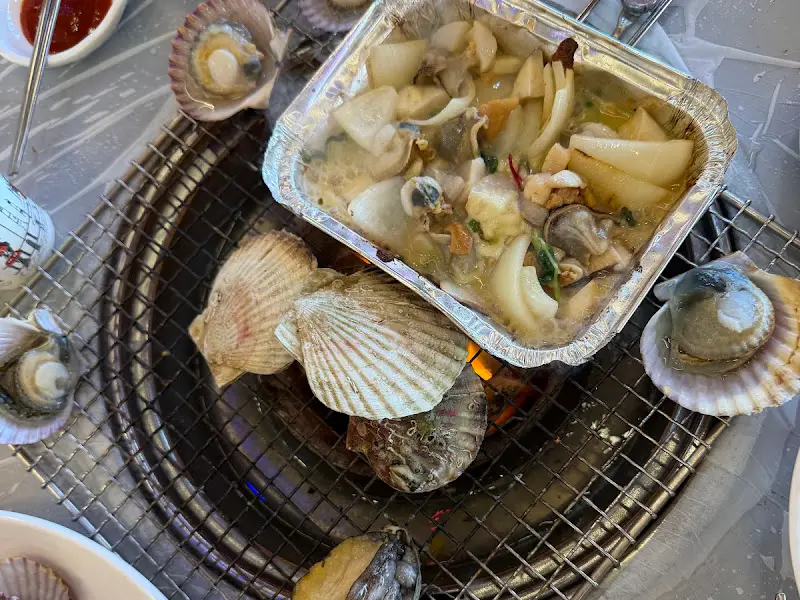 불판 위에서 익어가는 조개