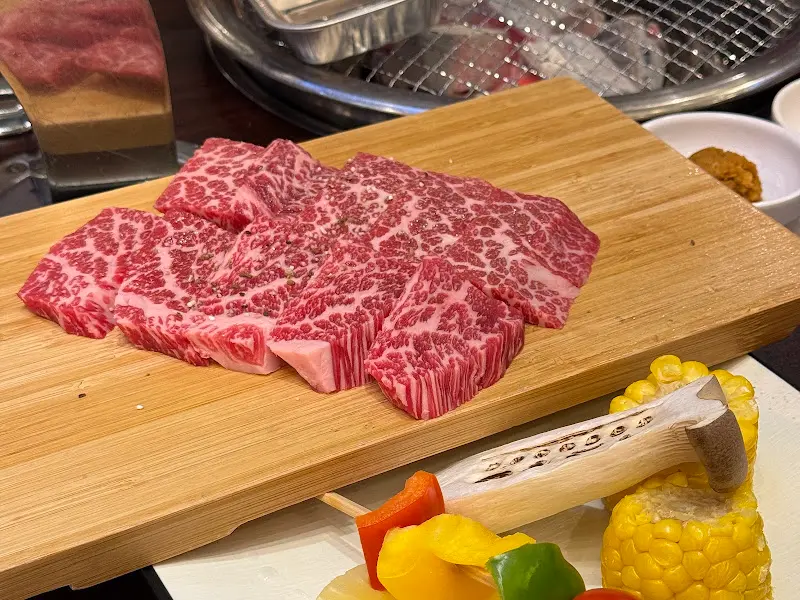 선명한 마블링이 돋보이는 벚꽃 왕 생갈비