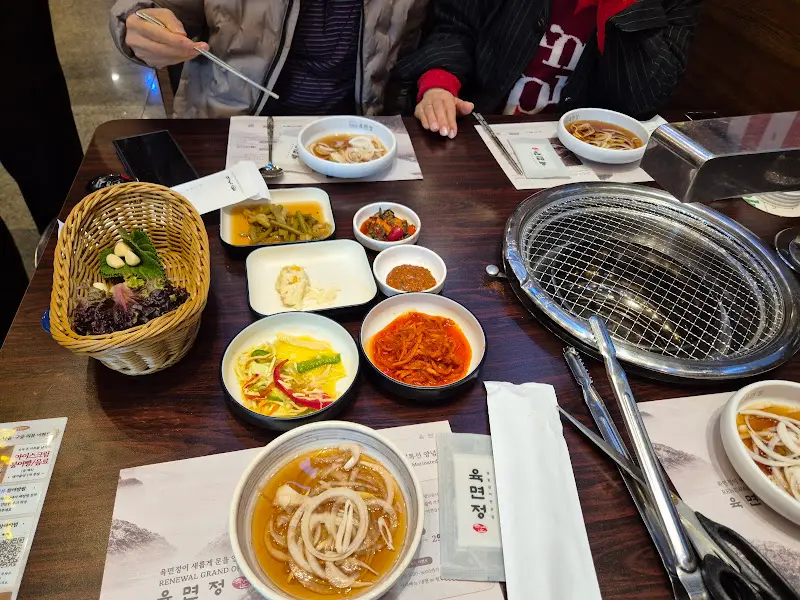 정갈하게 차려진 밑반찬과 숯불