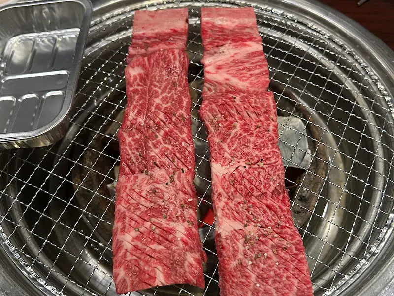 숯불 위에서 구워지는 생갈비