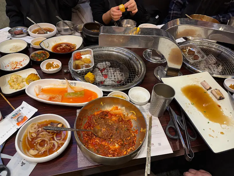 푸짐하게 차려진 테이블