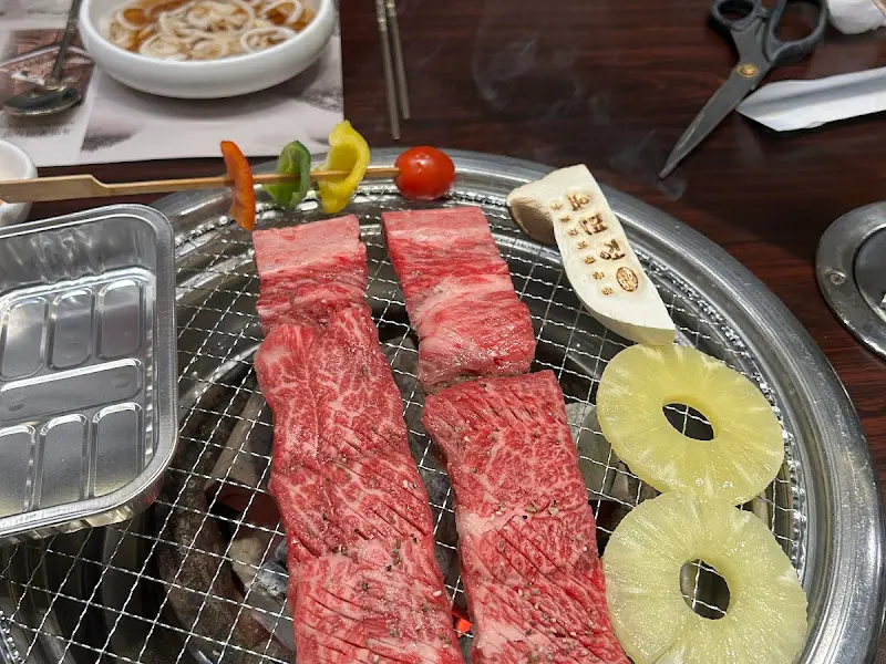 다양한 곁들임 채소와 고기