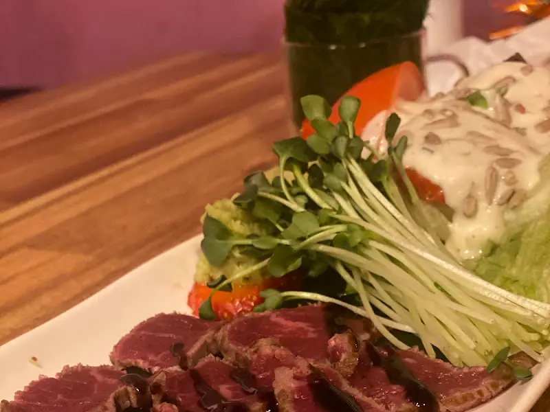 신선한 야채와 곁들여진 스테이크