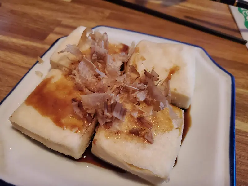 가쓰오부시가 듬뿍 올려진 따뜻한 두부 요리