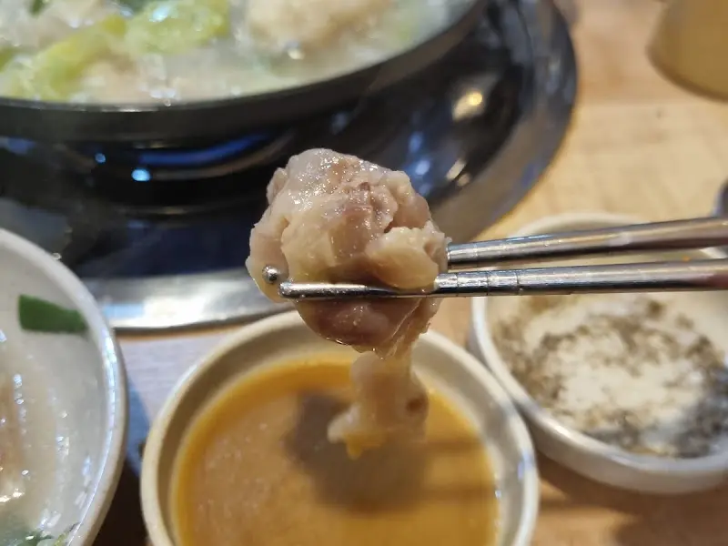 도가니를 소스에 찍어 먹는 모습