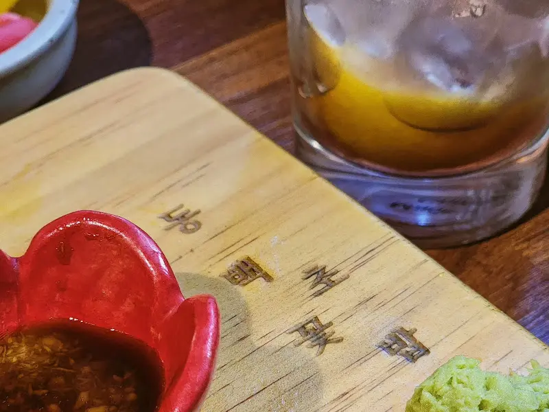 나무 도마 위의 초밥