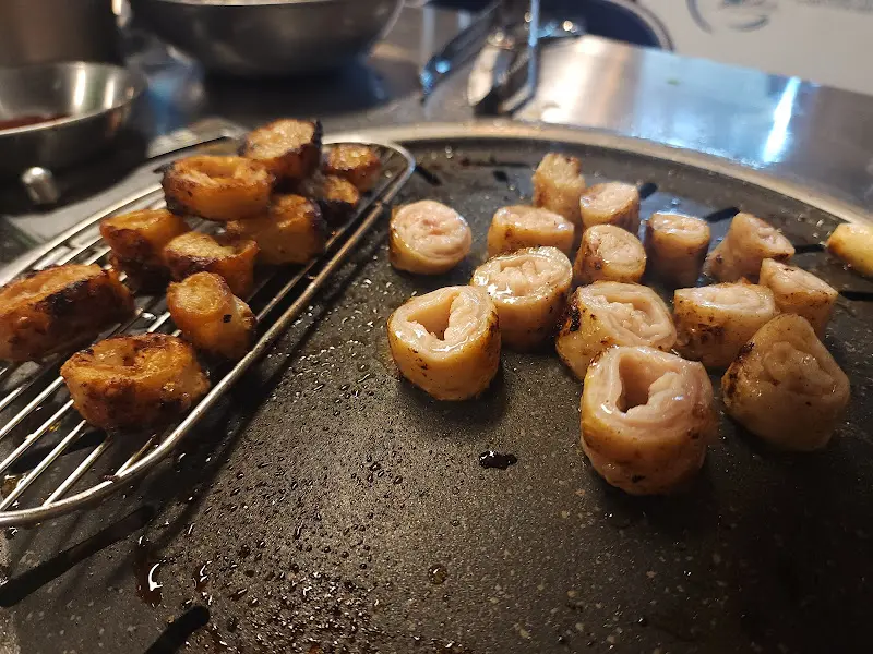 불판 위에서 맛있게 구워지고 있는 막창