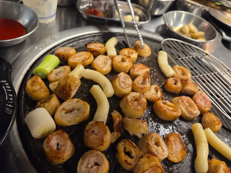 불판 위에서 구워지는 막창, 떡, 파