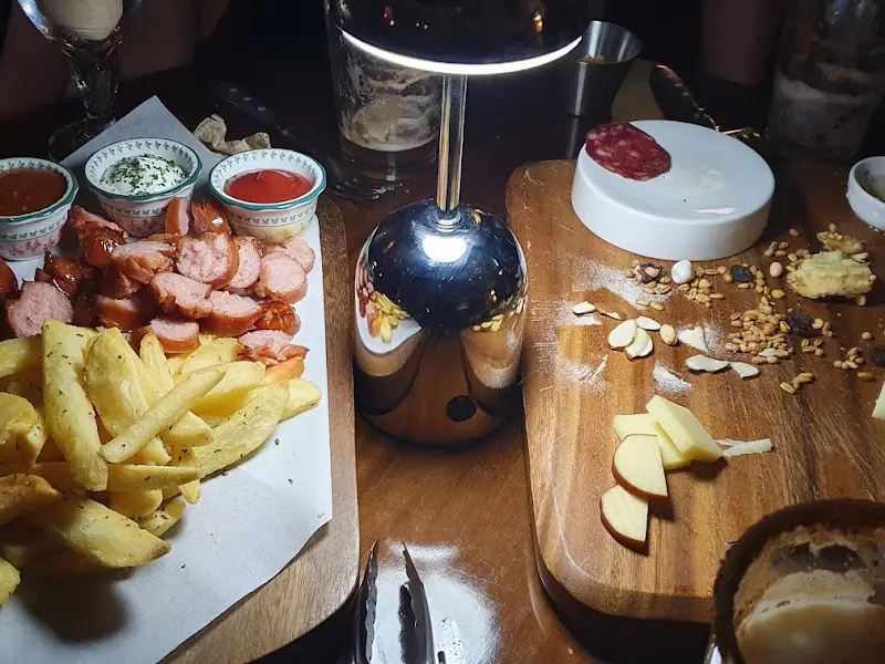 테이블 위에 놓인 감바스와 술