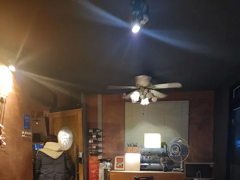 가게 내부의 천장과 조명