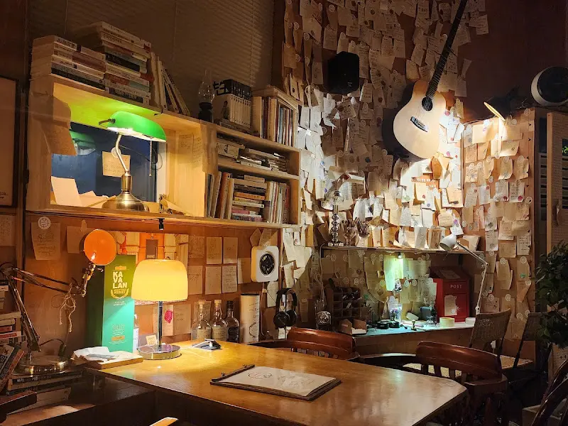 벽면을 가득 채운 메모들과 인테리어 소품들