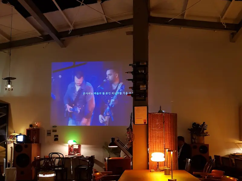 빔프로젝터로 영화가 상영되는 모습