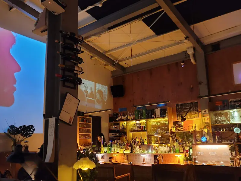 다양한 병들이 진열되어 있는 모습