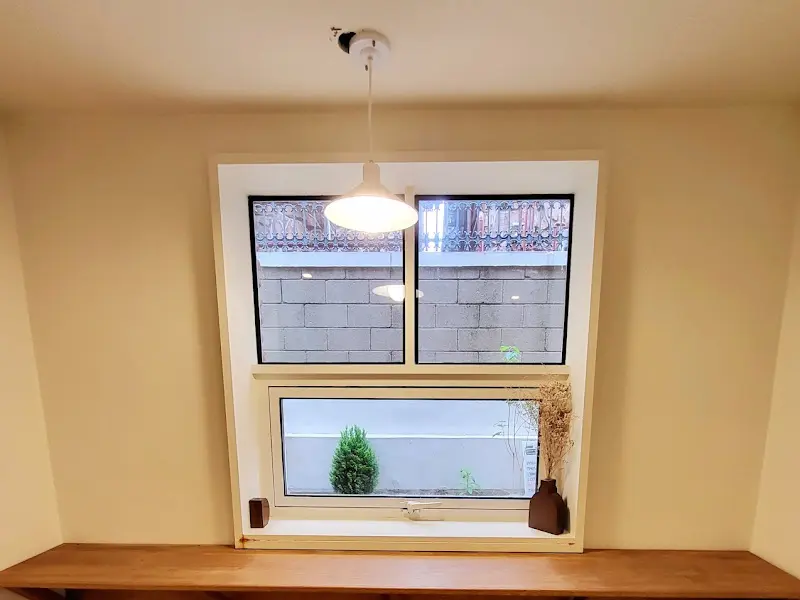 카페 내부 창가 좌석