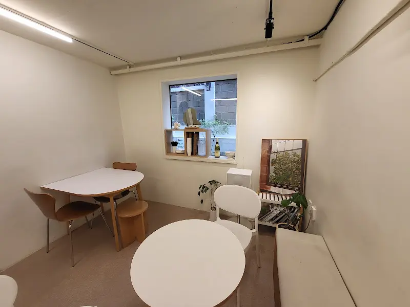 카페 내부 테이블 좌석