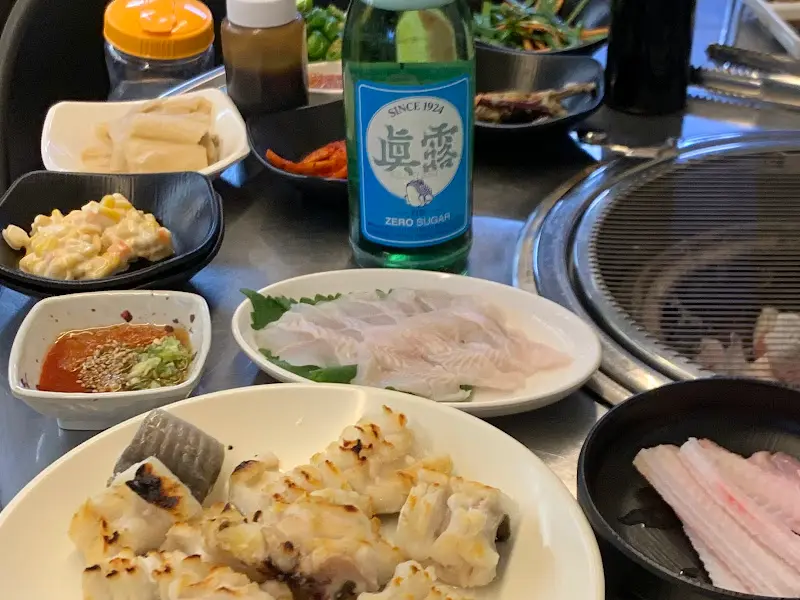 다양한 밑반찬과 메인 메뉴