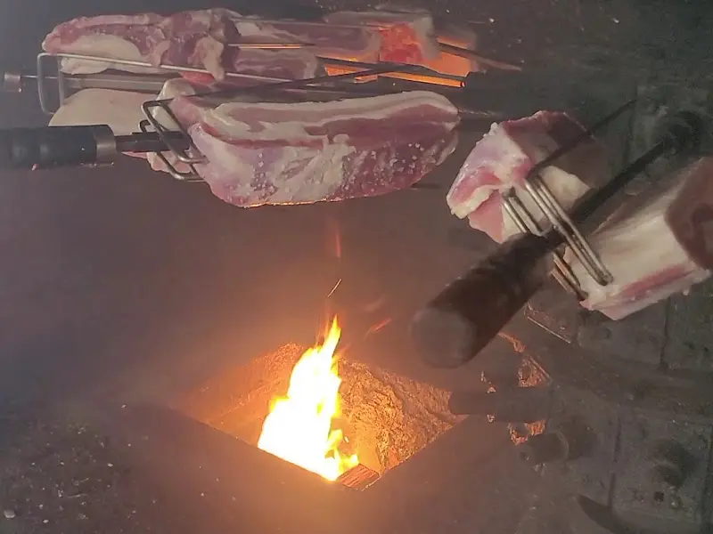 장작불에 구워지는 고기