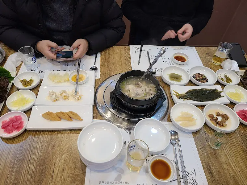 장어와 함께 차려진 푸짐한 상차림