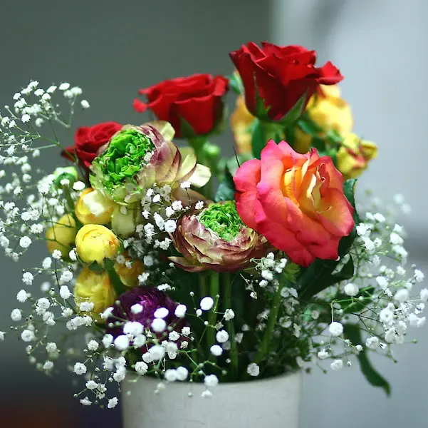 테이블 위의 꽃 장식