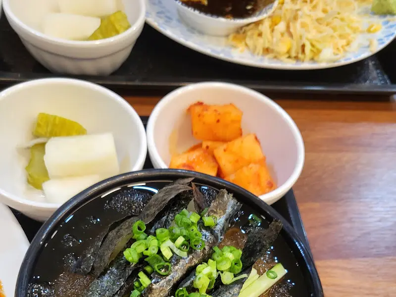 돈가스와 함께 제공되는 깍두기, 단무지, 장국