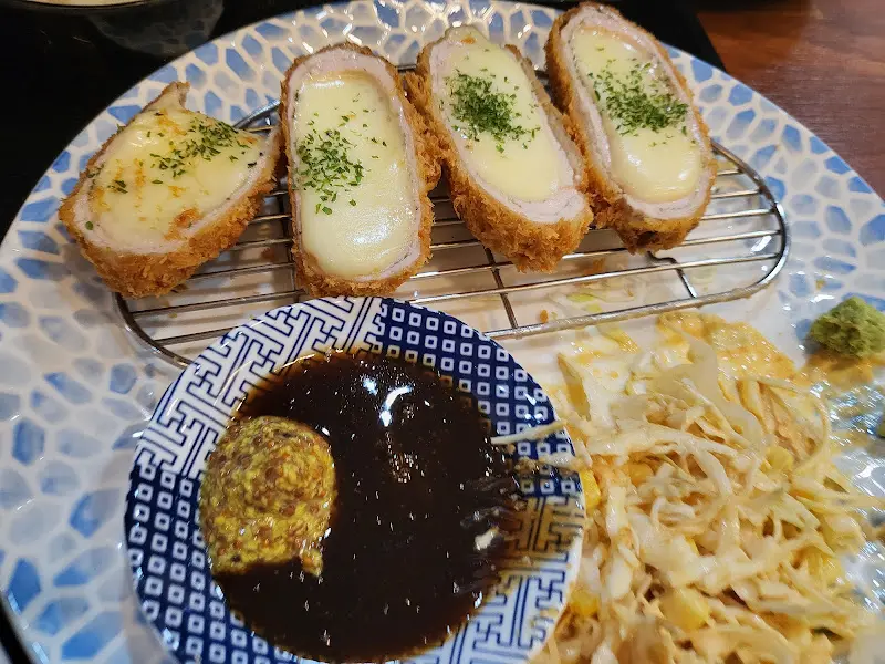 치즈가 듬뿍 들어간 치즈 돈가스