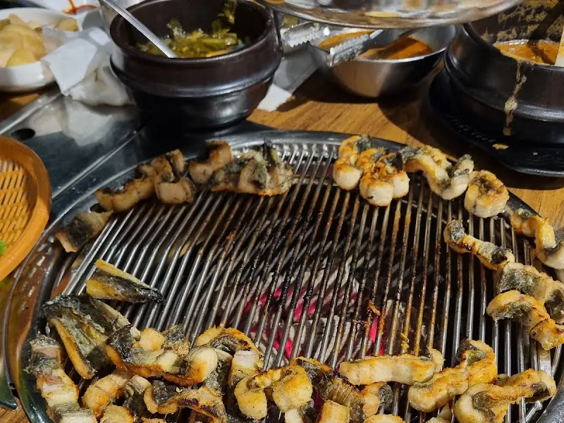 테이블 가득 차려진 푸짐한 장어 한 상 차림