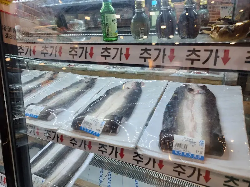 신선한 장어 진열 모습