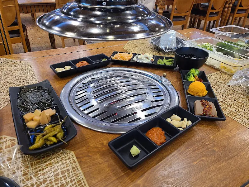 참숯 화로에 구워지는 떡갈비와 밑반찬