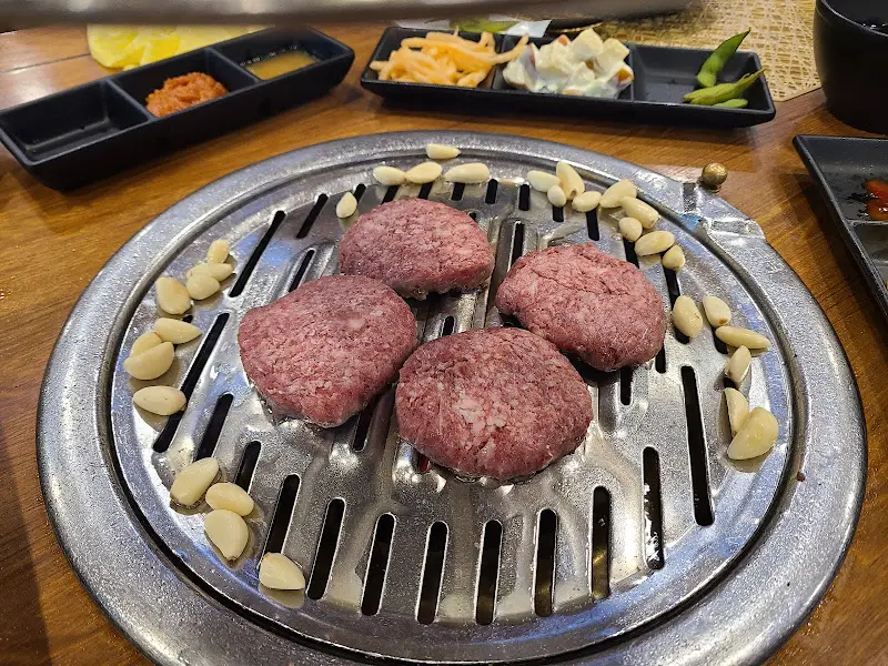 숯불 위에서 구워지는 떡갈비