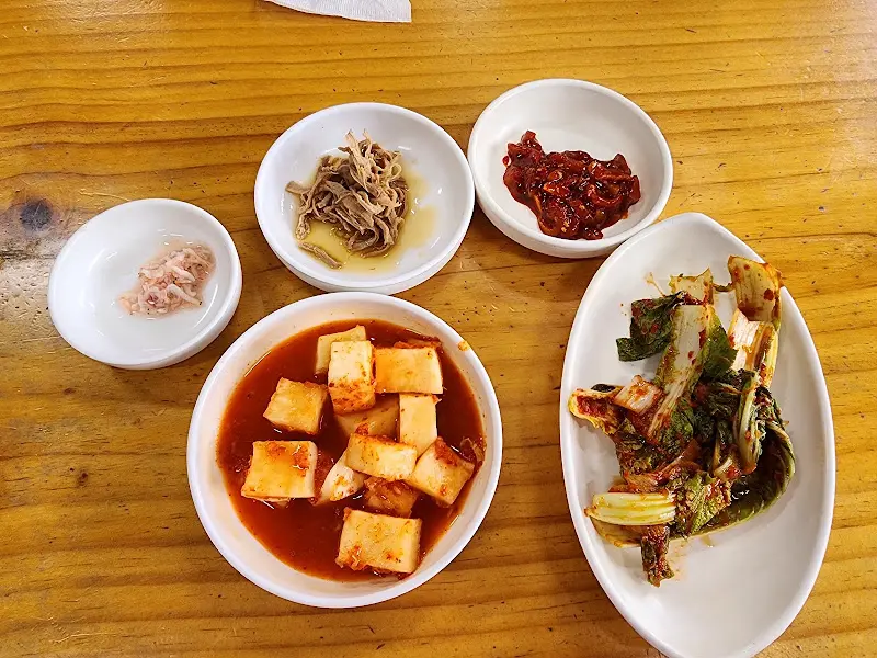 다양한 종류의 반찬들