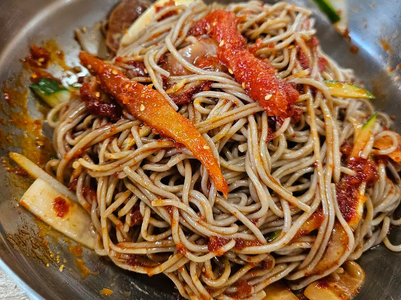 명태 무침이 듬뿍 올라간 비빔 메밀국수