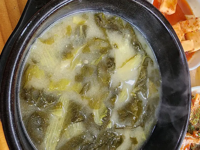 뚝배기에 담겨 김이 모락모락 나는 시래기 국밥