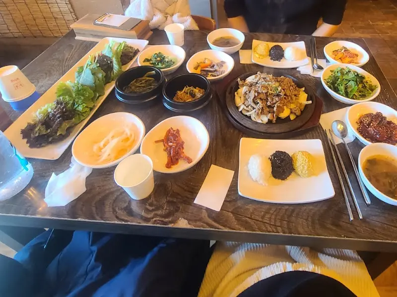 푸짐하게 차려진 쌈밥 한 상