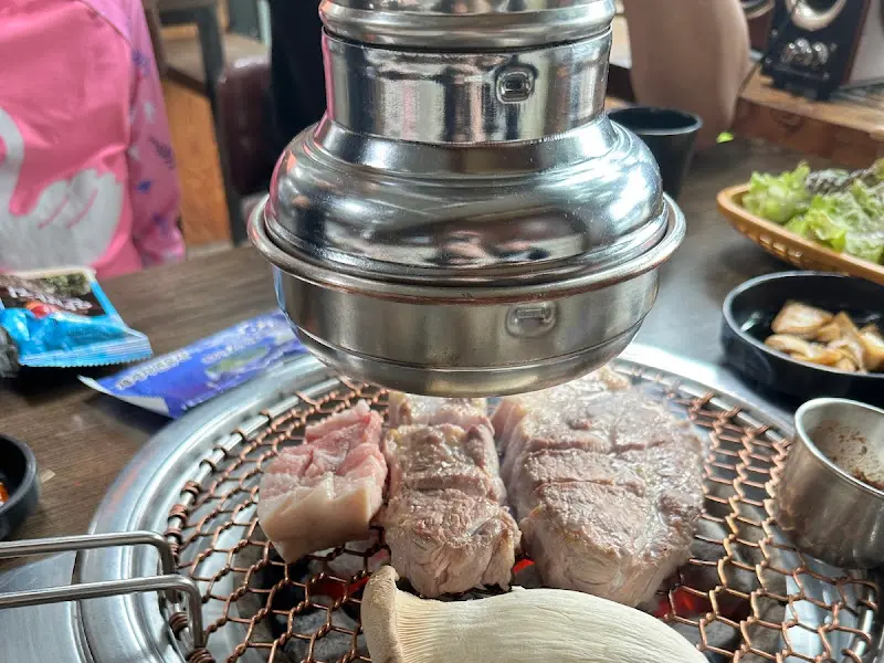 환풍기가 설치된 테이블에서 구워지는 흑돼지