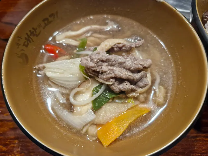 한우 불고기 전골의 다채로운 재료들