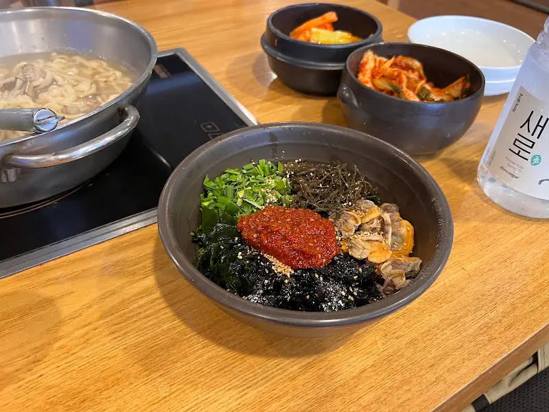 꼬막비빔밥과 바지락칼국수, 김치의 조화
