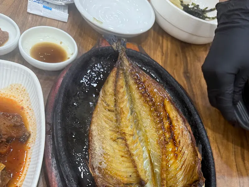 노릇하게 구워진 고등어구이