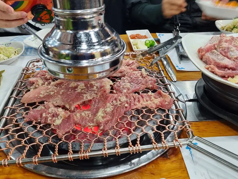 숯불 위에 올려진 돼지갈비