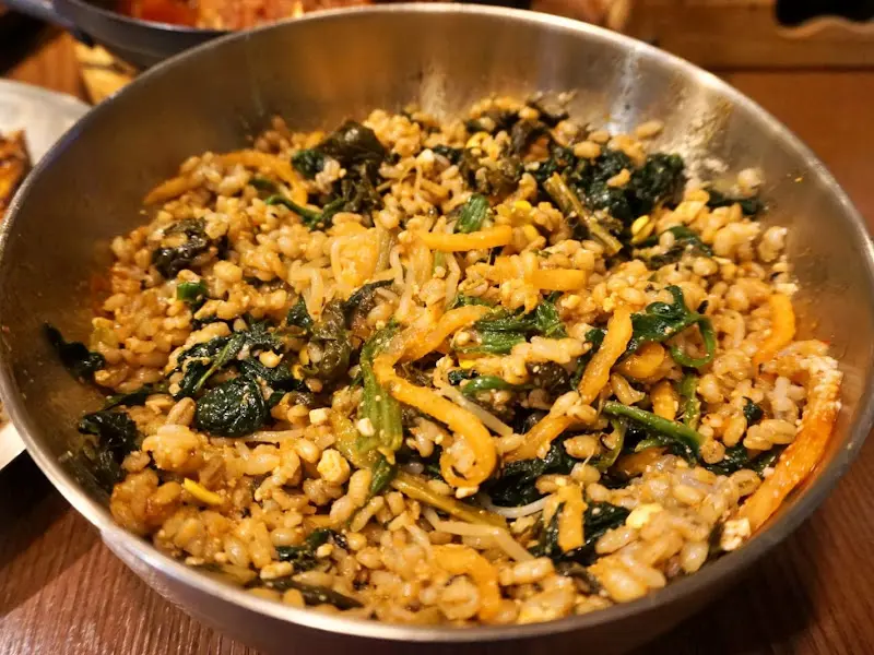 다채로운 나물과 함께 비벼 먹는 보리밥