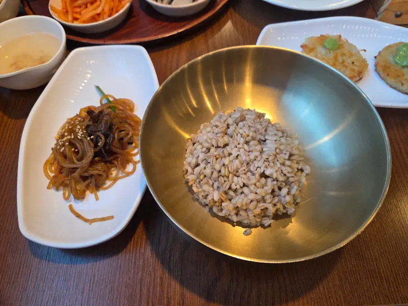 정갈하게 담겨 나온 보리밥과 반찬들