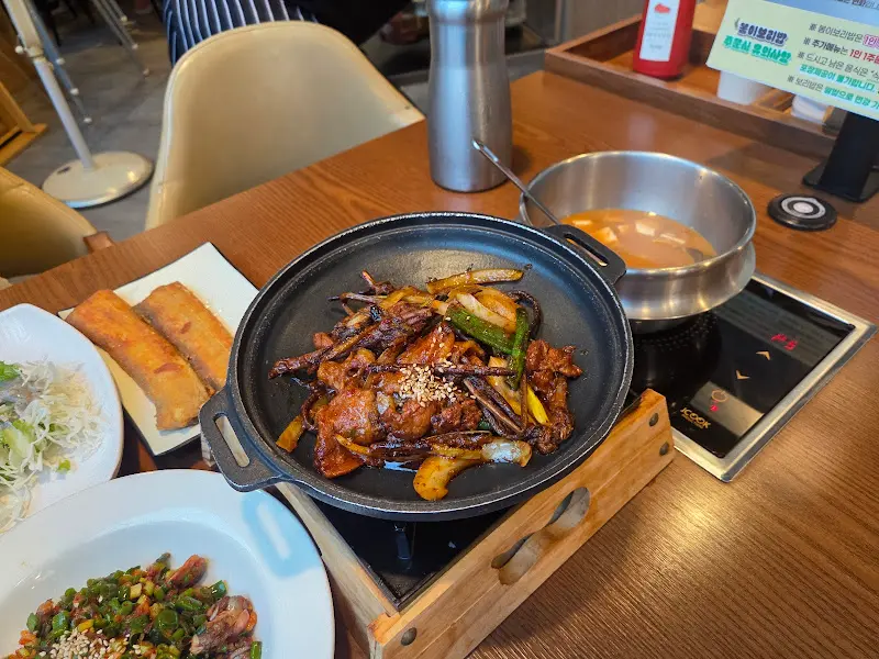 테이블에서 따뜻하게 즐길 수 있는 쭈꾸미 볶음