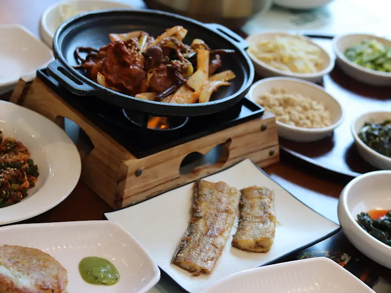 따뜻하게 데워져 나오는 쭈꾸미 볶음과 가자미 구이