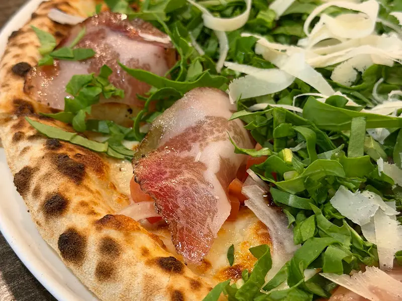 프로슈토와 루꼴라가 조화롭게 어우러진 피자