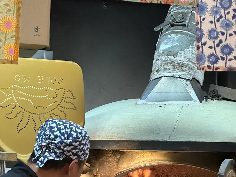 화덕에서 피자를 굽는 모습