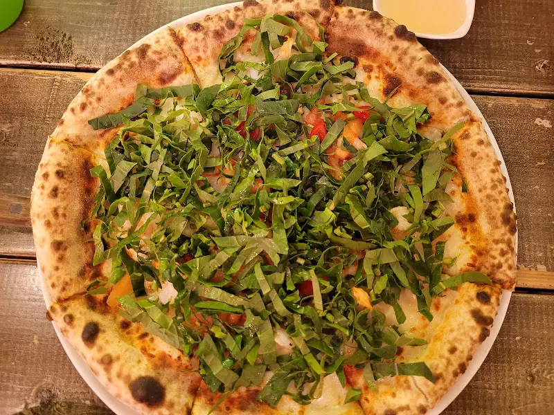 테이블 위에 놓인 피자의 모습