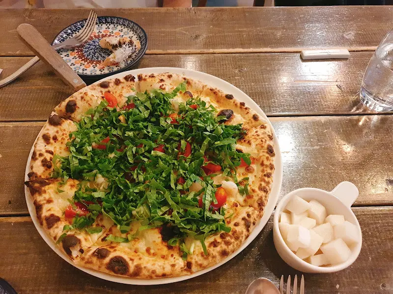 테이블 위에 놓인 피자와 물컵