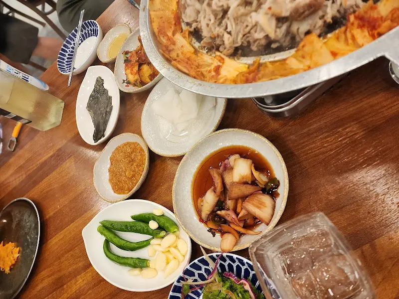 다양한 쌈 채소와 밑반찬