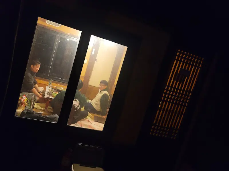 밤에 식사하는 사람들