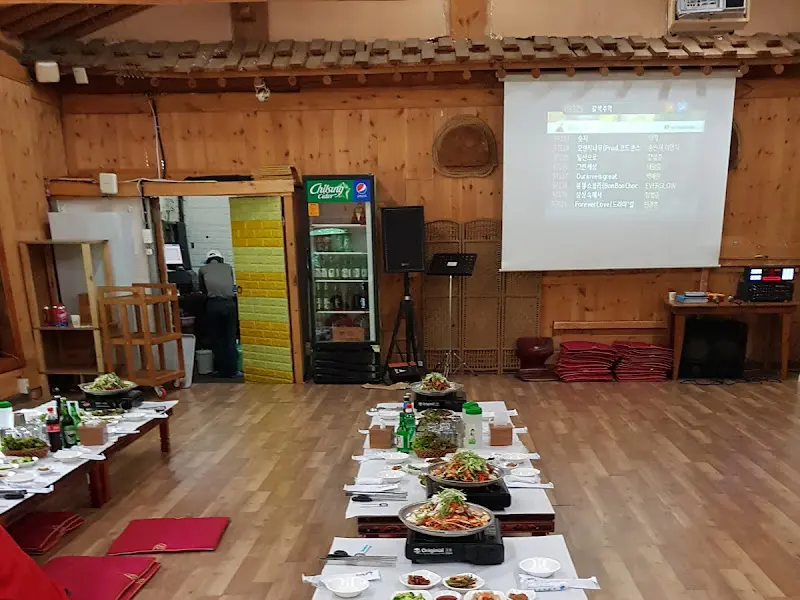 넓은 식당 내부