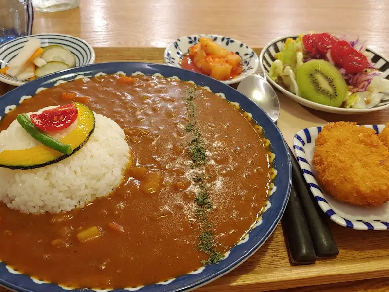 카레와 돈까스, 샐러드가 함께 담긴 접시